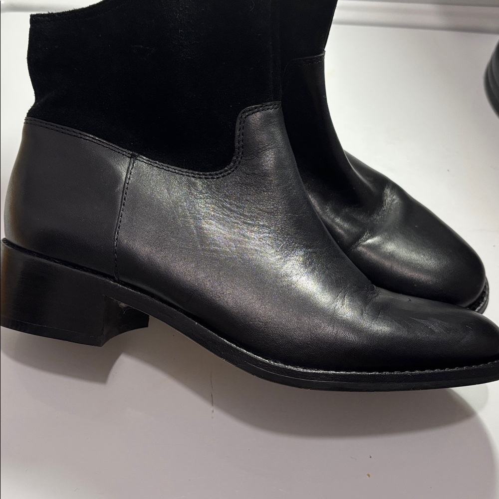 Donald Pliners brand boot Size 8 Zula style